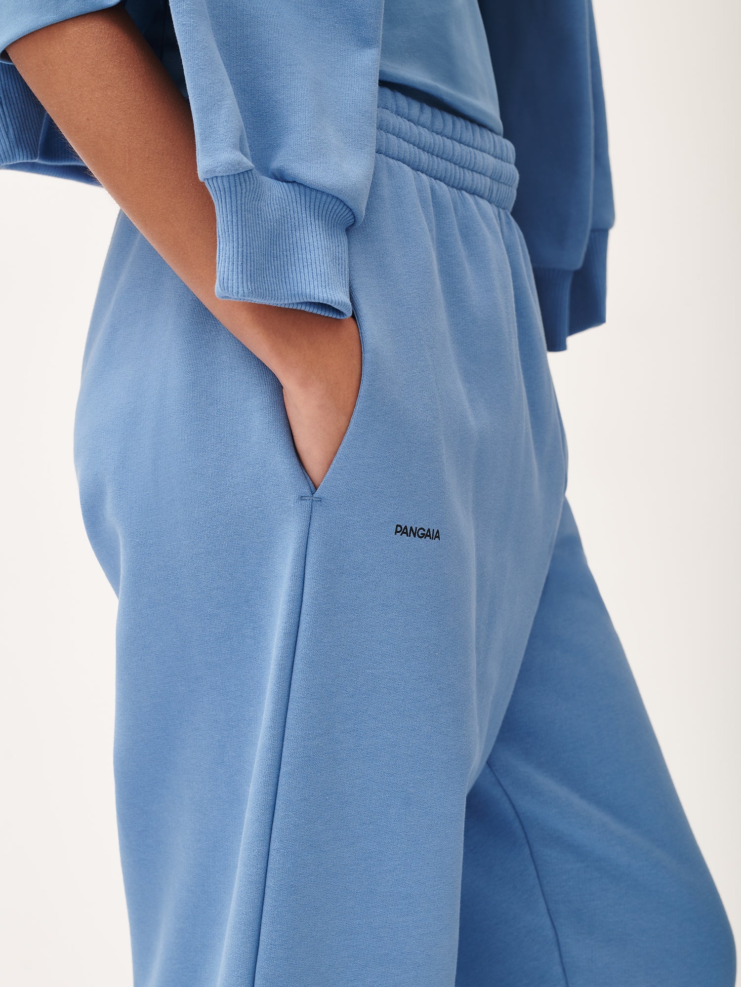 DNA_Barrel_Leg_Trackpants_Summit_Blue_female-4