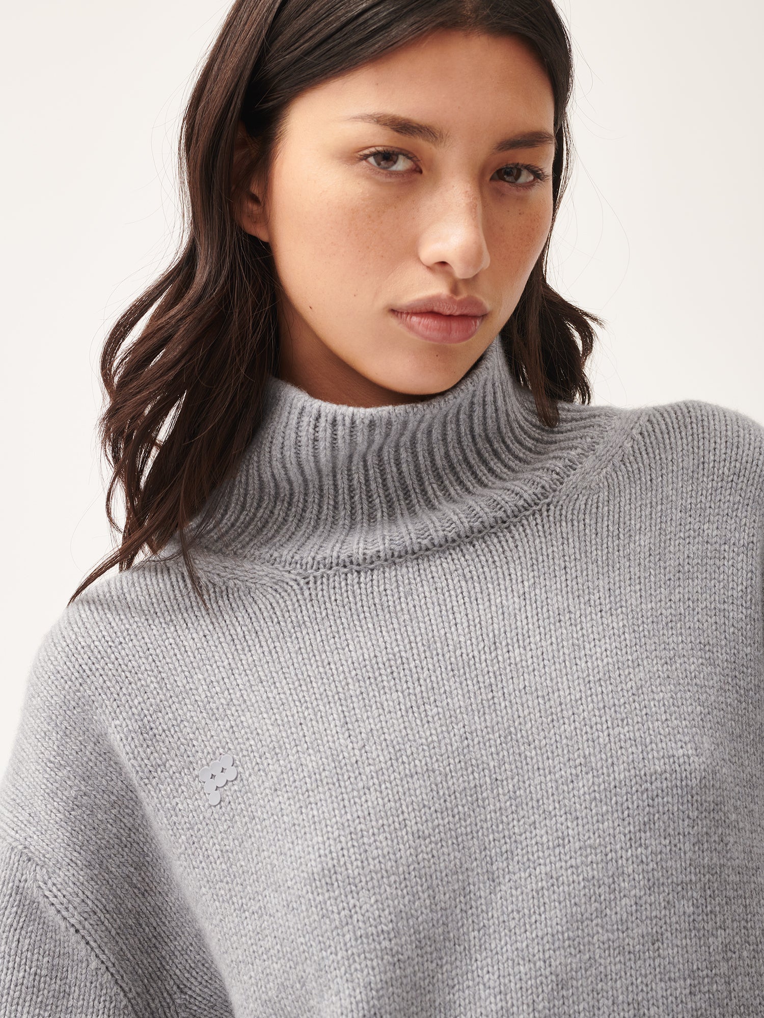 Womens_Recycled_Cashmere_Knit_Chunky_Turtleneck_Sweater_Grey_Marl-female-3