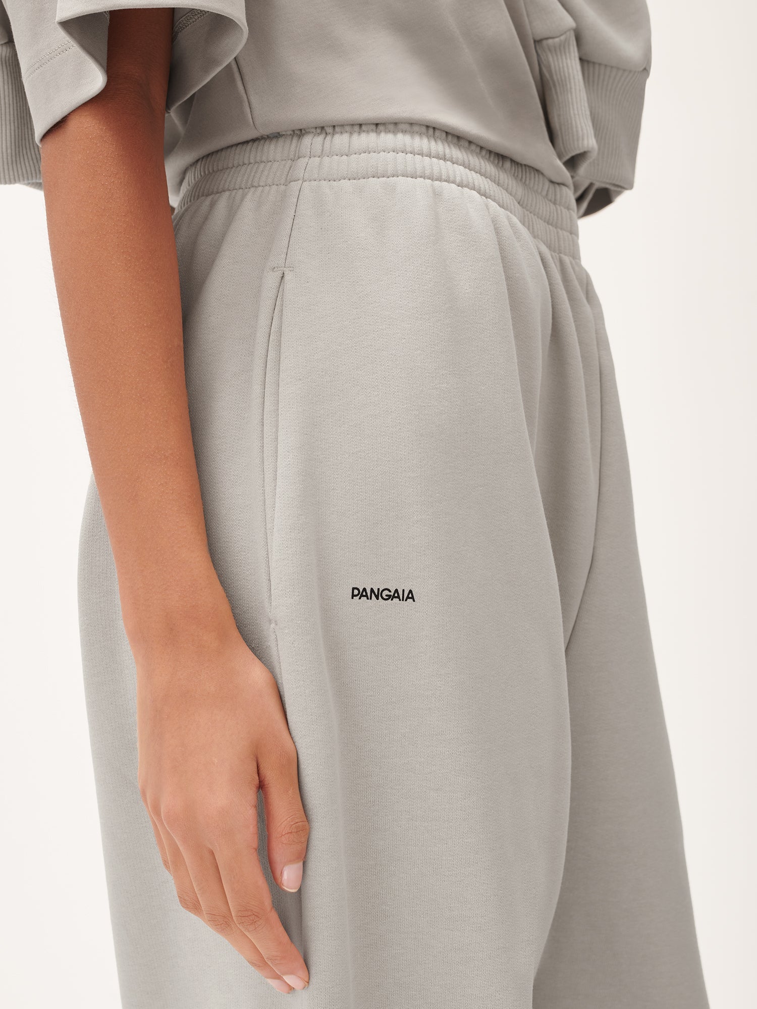 DNA_Barrel_Leg_Trackpants_Stone_Blue_female-3