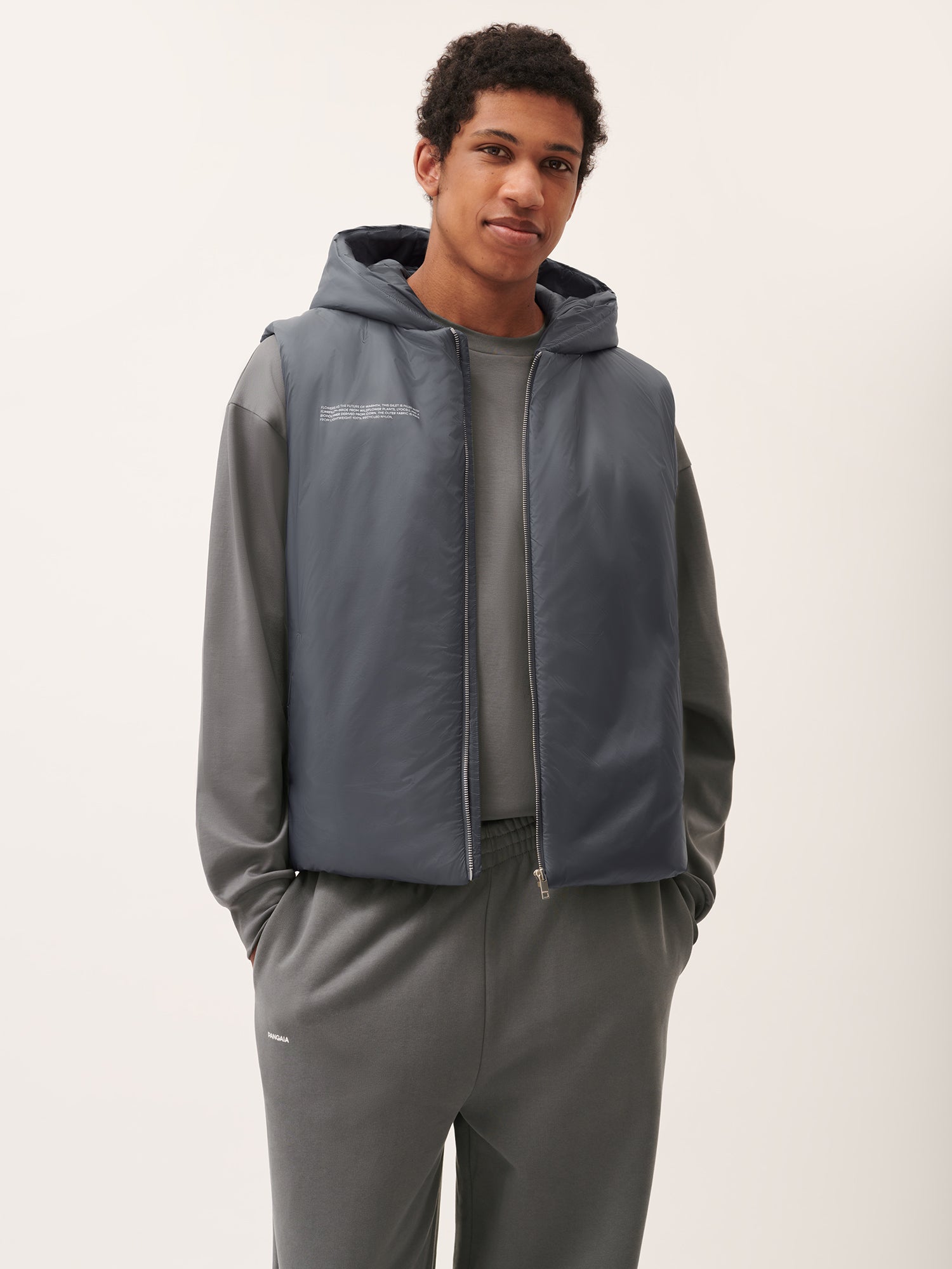 DNA_Flower_Warmth_Gilet_Atmosphere_Grey_Male
