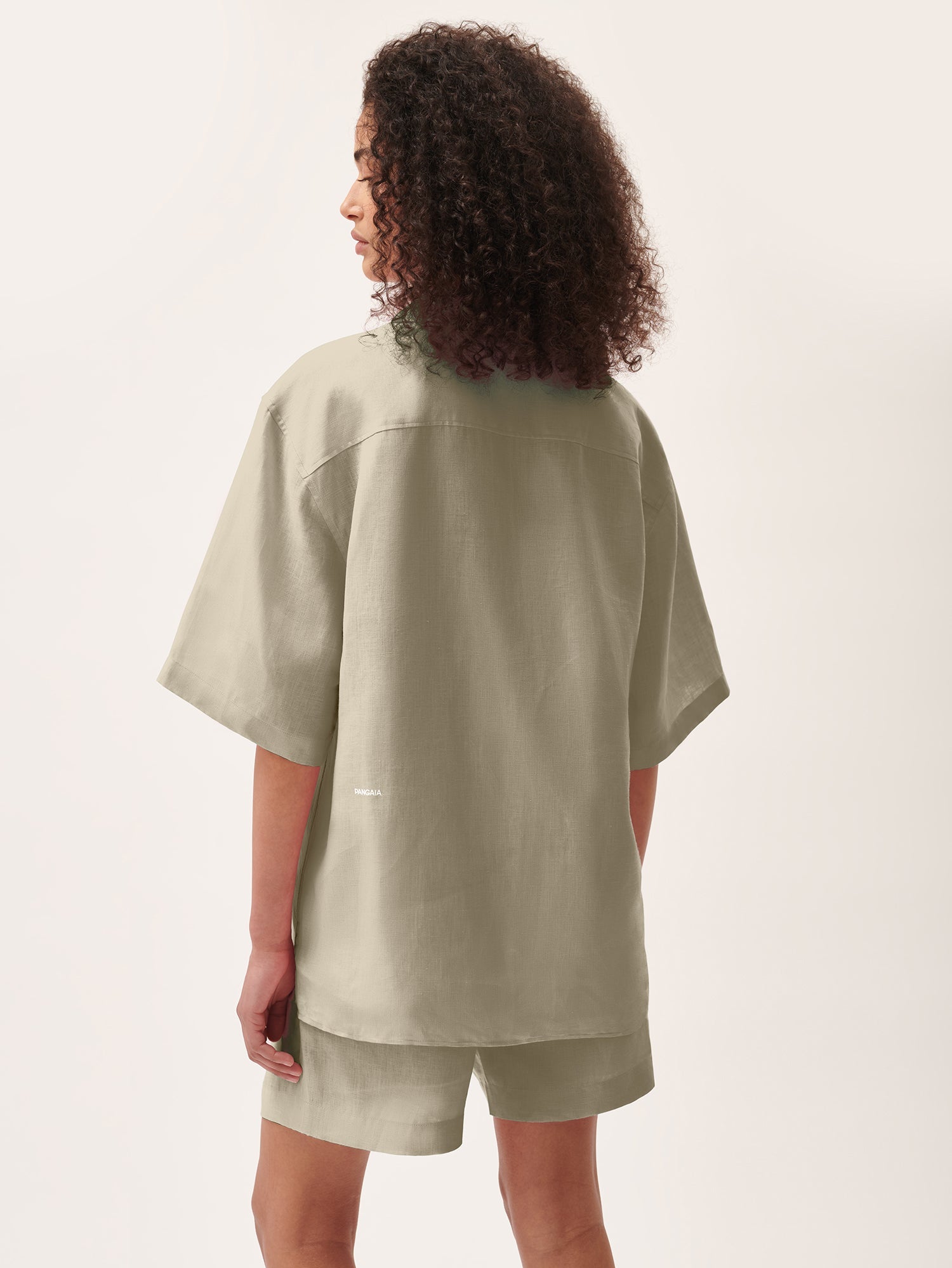 DNA_Linen_Camp_Collar_Cliff_Beige_female-2