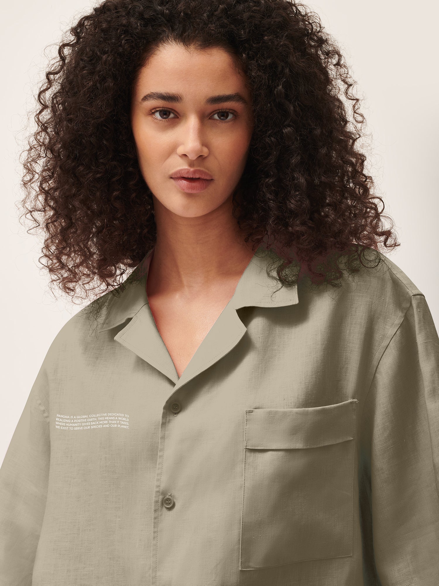 DNA_Linen_Camp_Collar_Cliff_Beige_female-4