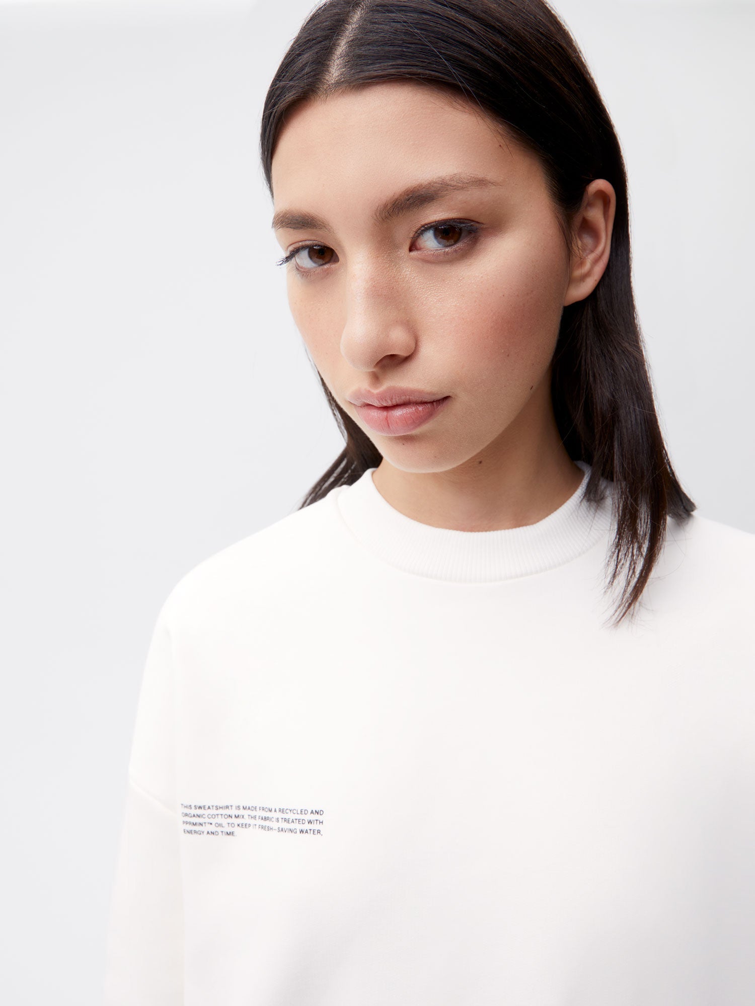 Signature-Sweatshirt-Off-White-Female-3