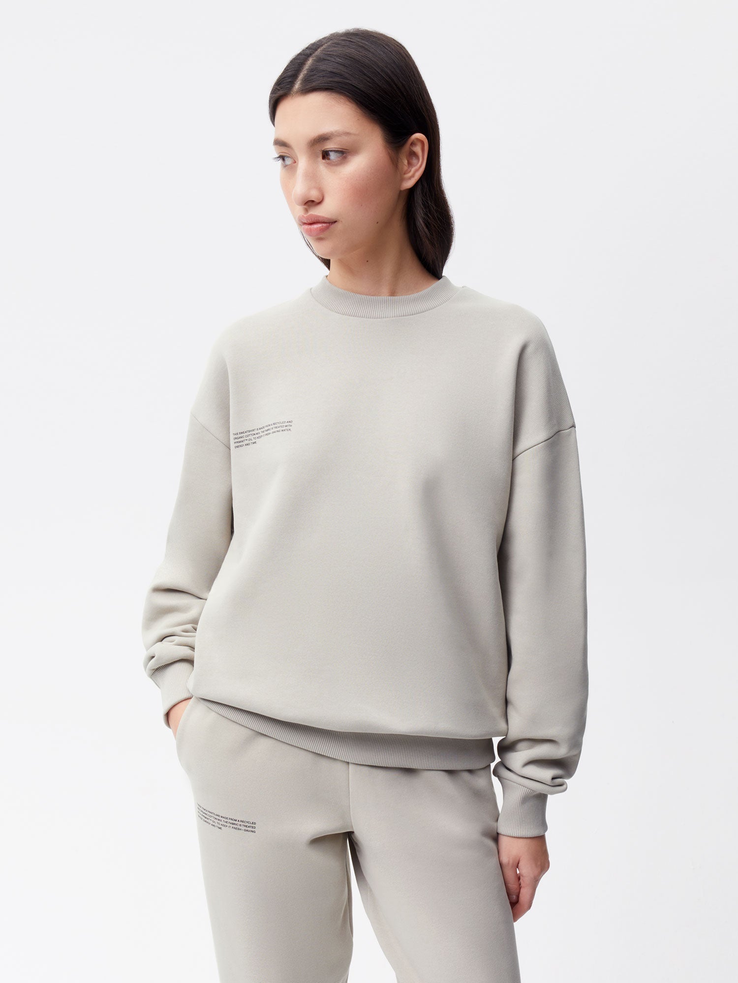 Signature-Sweatshirt-Stone-Female-2