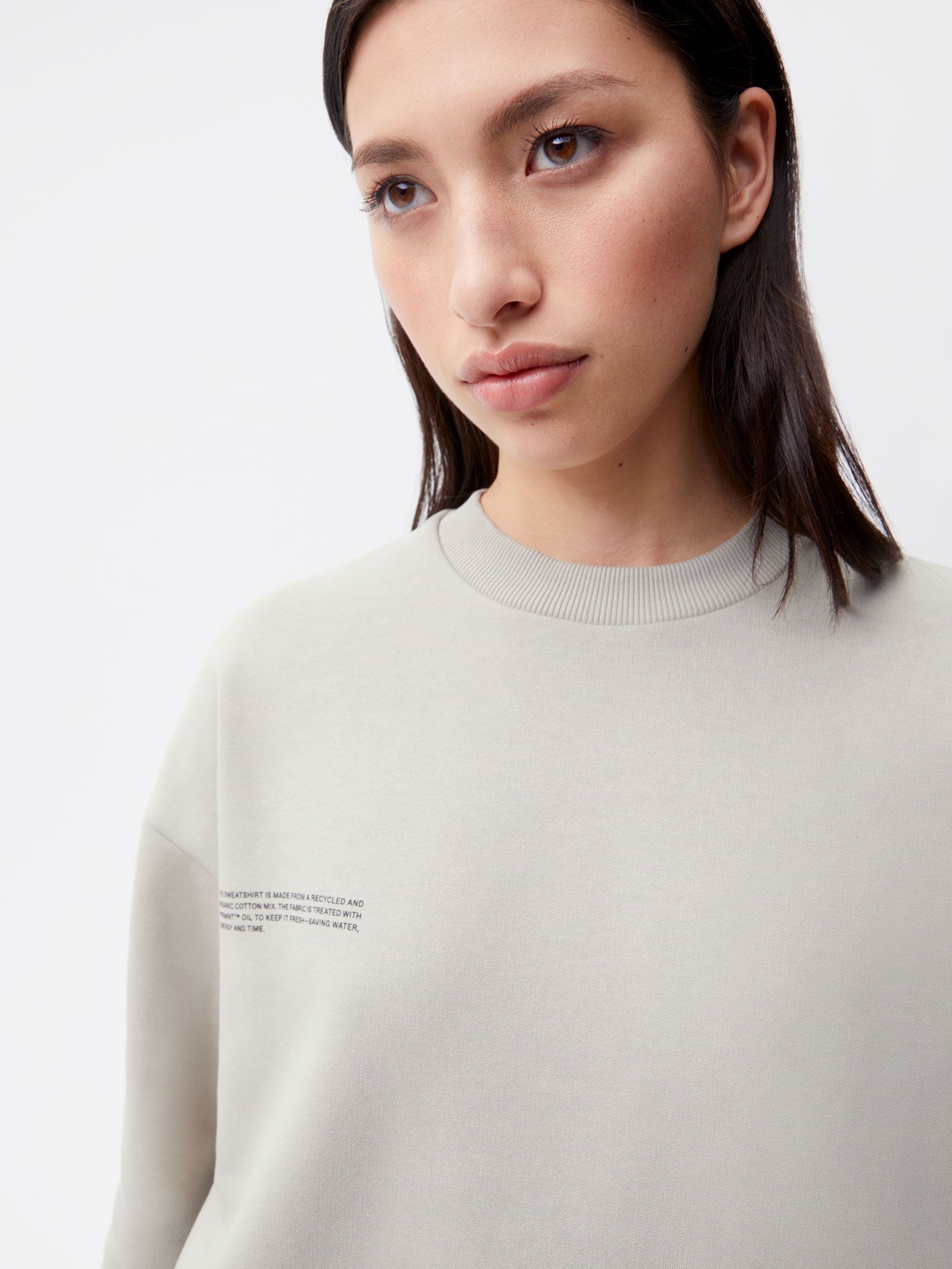 Signature-Sweatshirt-Stone-Female-4