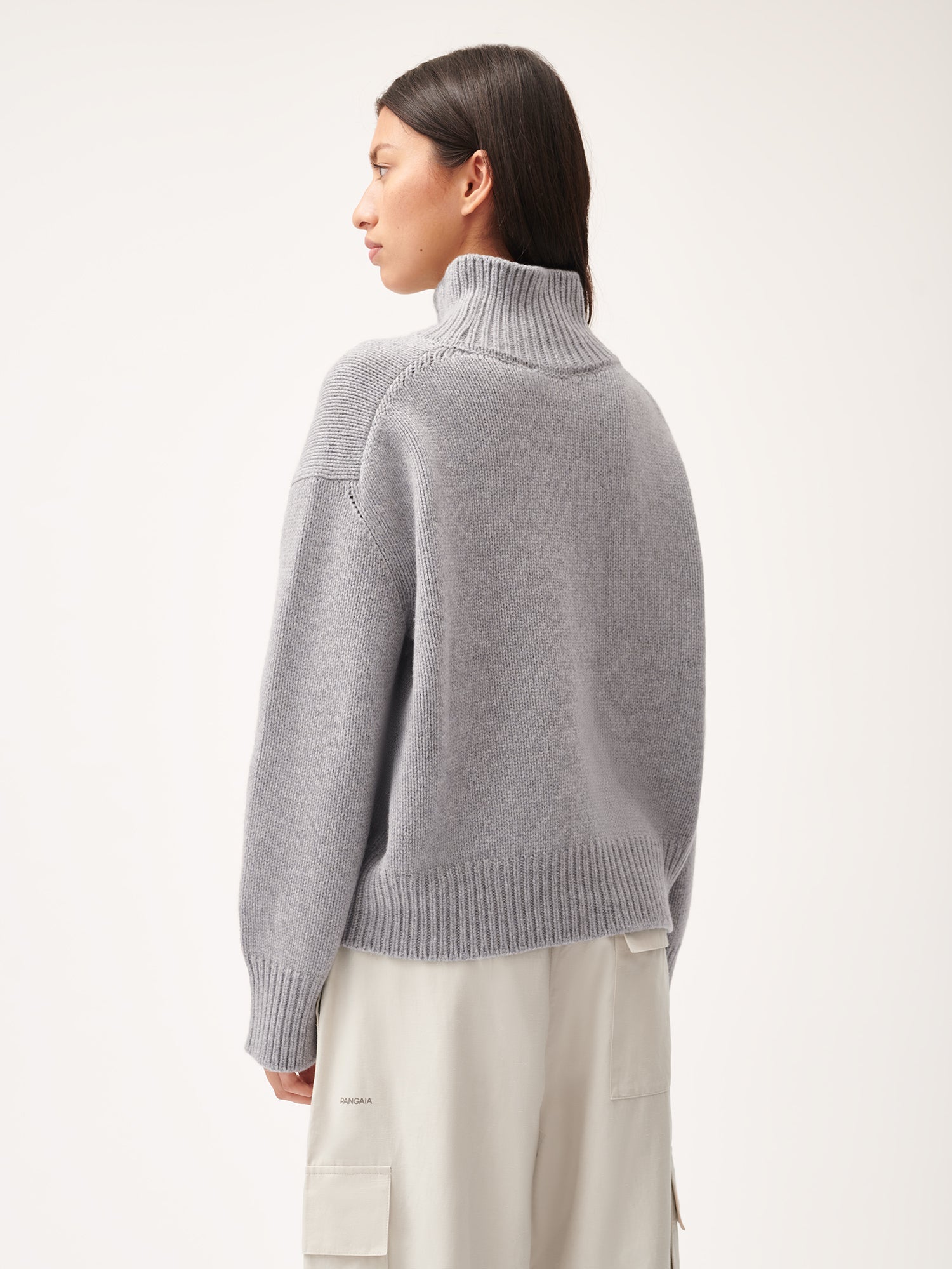 Womens_Recycled_Cashmere_Knit_Chunky_Turtleneck_Sweater_Grey_Marl-female-2