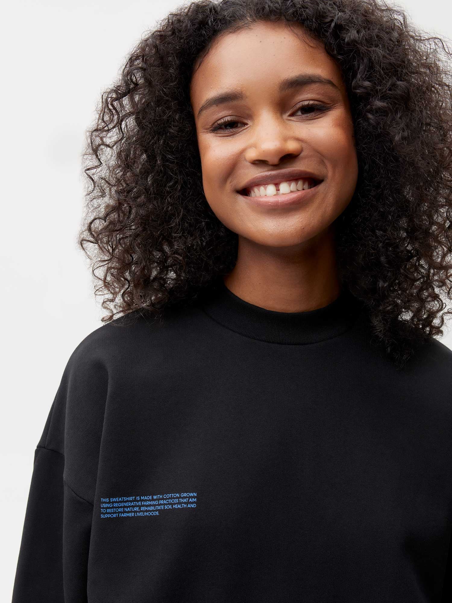 In-Conversion-Sweatshirt-Black-Female-2