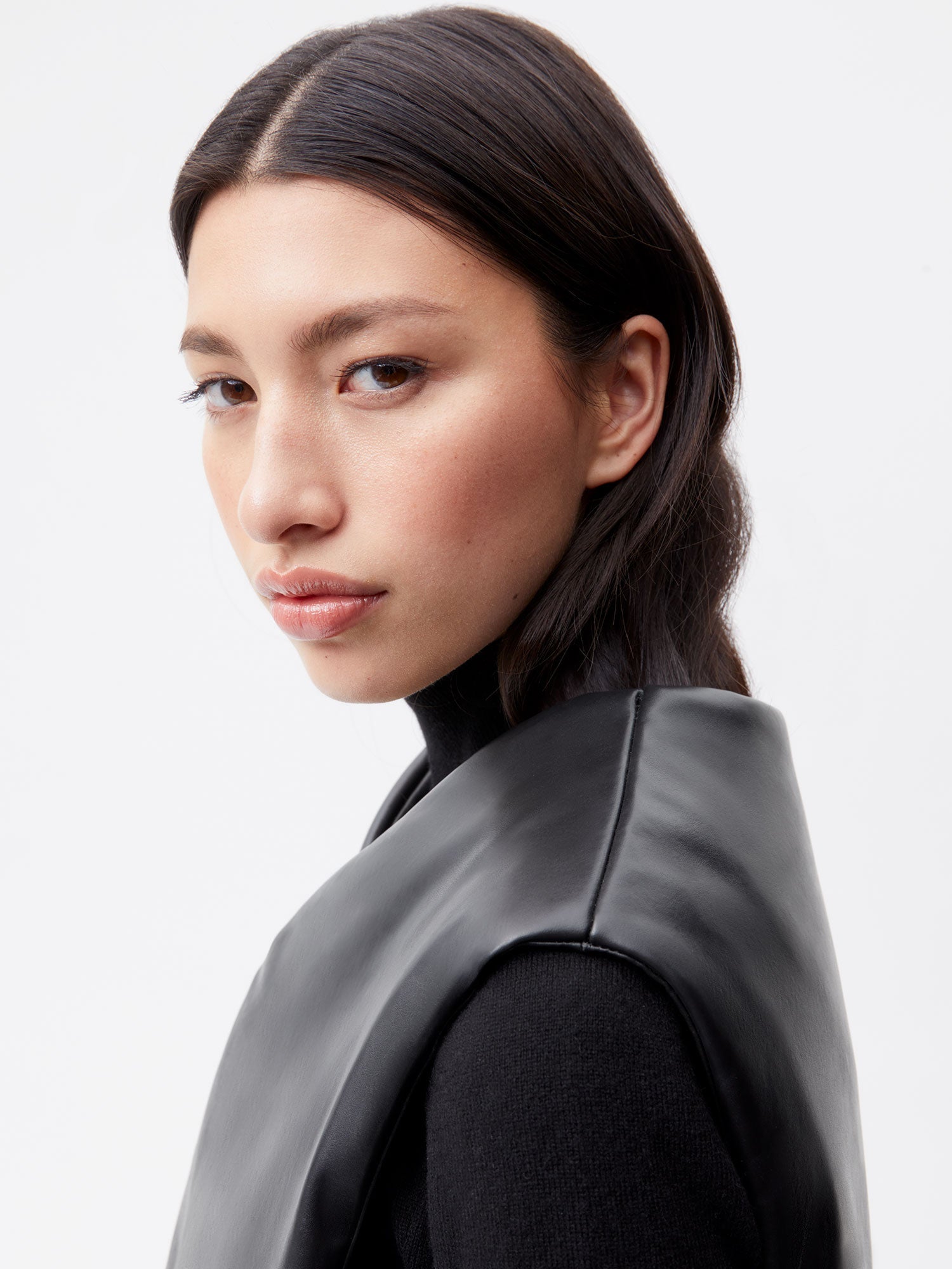 LAB-Mirum-Air-Gilet-Black-Female-2