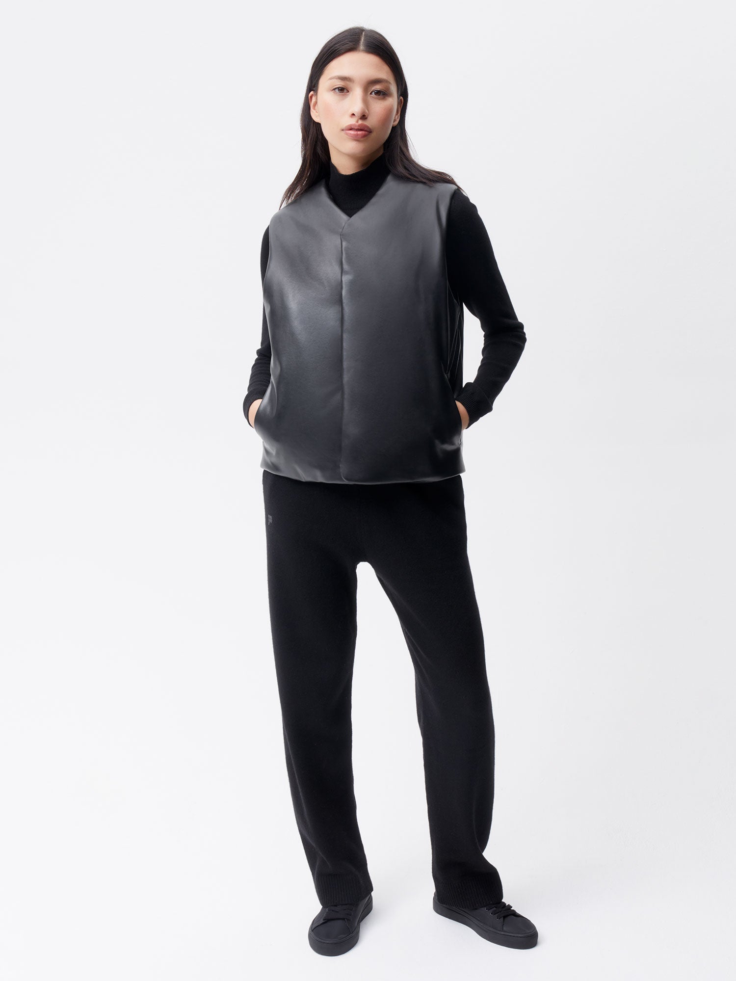 LAB-Mirum-Air-Gilet-Black-Female-4