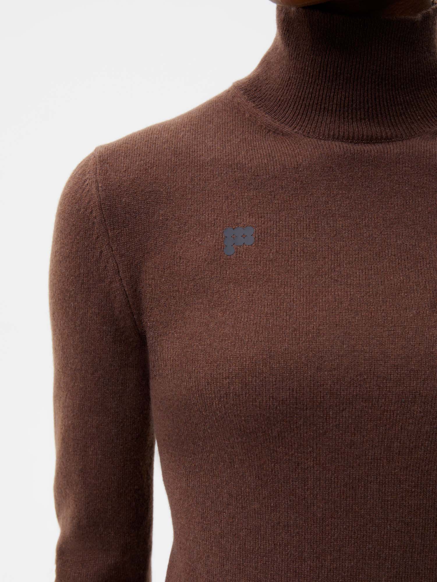 Women Recycled Cashmere Fitted Turtleneck Top‚Äîchestnut brown 